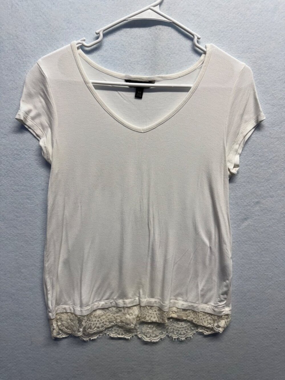 Banana Republic White V-Neck XS Short Sleeve Tee With Lace Hem